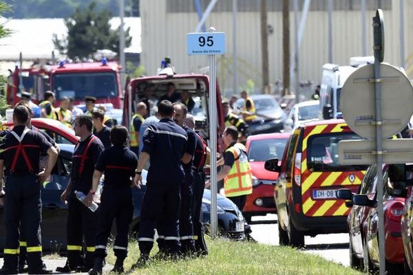 Les pompiers aux abords de l'usine Air Products à Saint-Quentin-Fallavier après l'attentat de ce 26 juin 2015