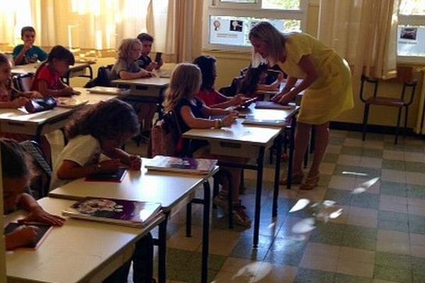 06/09/13 - Ce matin, dans une école de Bastia, premiers conseils d'une institutrice à ses écoliers