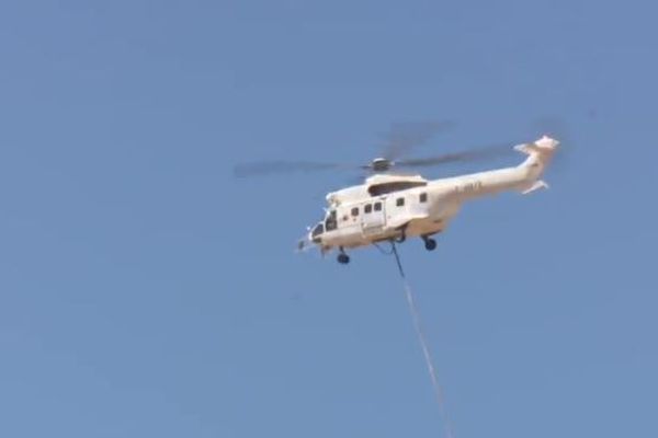 Des moyens aériens sont venus soutenir les équipes de sapeurs-pompiers au sol.