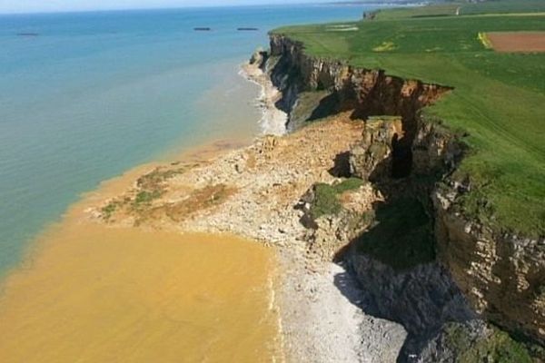 L'effondrement se situe au niveau du Cap Manvieu, dans le Bessin (Calvados)