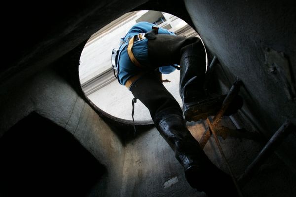 Un égoutier pénètre dans les égouts de Paris, dans le 12ème arrondissement.