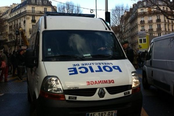 Attaque contre un commissariat du quartier de la Goutte d'or, le 7 janvier 2016 : les équipes de déminage sont arrivées sur place.