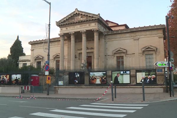 Le tribunal correctionnel s'est prononcé, ce lundi 2 décembre 2024, en faveur d'un renvoi de "l'affaire de la gifle" en avril 2026, mais elle pourrait être jugée à Toulouse (Haute-Garonne). Une requête en délocalisation récemment va être examinée.