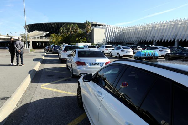 Des taxis attendent les clients au terminal 2 de l'aéroport de Nice. (illustration)