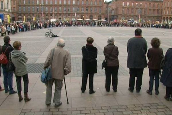 De nombreuses personnes se sont rassemblées samedi, Place du Capitole à Toulouse.