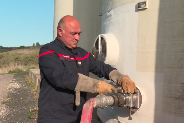 Les sapeurs-pompiers du SDIS 66 peuvent désormais alimenter leurs camions grâce aux réserves d'eau des anciennes cuves viticoles. Avril 2023.