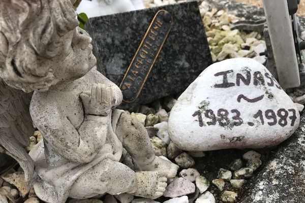 La tombe de la “petite martyre de l’A10”, Inass Touloub, dans le cimetière de Suèvres (Loir-et-Cher)