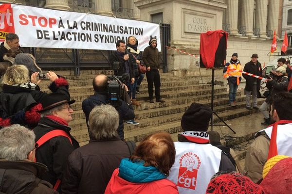 Martin Pontier est rejugé en appel à Lyon pour des faits de violences sur des policiers en mai 2016 durant une manifestation à St-Etienne. Un rassemblement de soutien à l'ex secrétaire fédéral des Jeunesses Communistes de la Loire se tient devant les 24 colonnes. 05/2/18