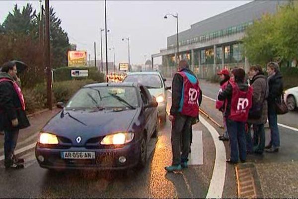 A Bourges, de gros bouchons ce jeudi matin sur la nationale 151 à la sortie de la ville. Une vingtaine de salariés des différents EHPAD du Cher ont organisé un barrage filtrant, de 7h30 à 9h.