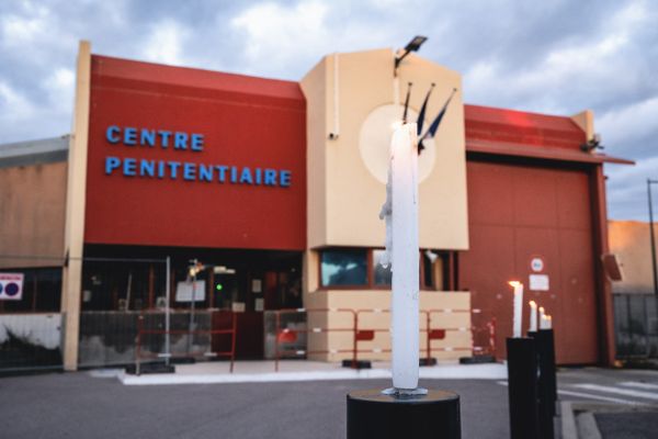 Un détenu a jeté une barquette remplie d'excréments sur les personnels pénitentiaires du centre pénitentiaire de Perpignan. L'UFAP UNSA Justice qui dénonce une situation "infernale" dans le centre de détention, demande son transfert dans les plus brefs délais.