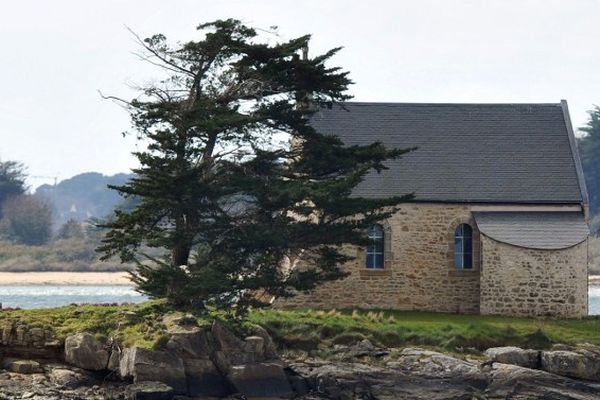 La cérémonie d'adieu à Olivier Metzner a eu lieu près de la chapelle, sur l'île de Boëdic