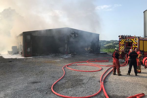 L'atelier de transformation de viande de porc Tocoua de Beyrie-sur-Joyeuse (64) a été détruit par un incendie lundi 17 juillet 2023.