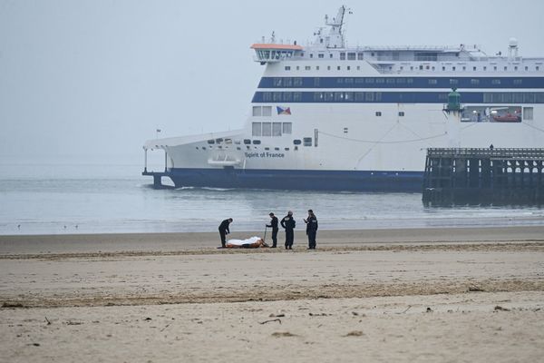 La police transporte un corps retrouvé tôt ce mercredi 6 novembre 2024 à 8h00 sur la plage de Calais.