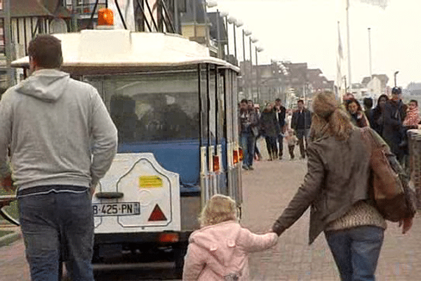 Encore beaucoup de monde dans les rues de Cabourg ce samedi 1er novembre