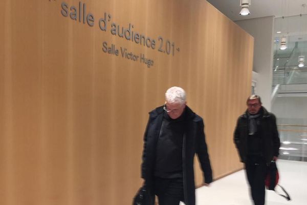 Patrice Monguillon, l'ancien directeur du site de Castelnaudary ( à gauche de l'image), à la sortie de la salle d'audience suivi de son avocat.