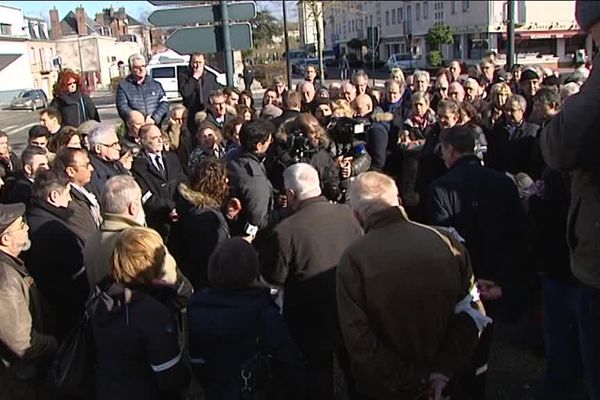 Le rassemblement de professionnels de santé, mardi midi, a rassemblé plusieurs dizaines de médecins, dentistes, pharmaciens... devant la préfecture de Chartres. 