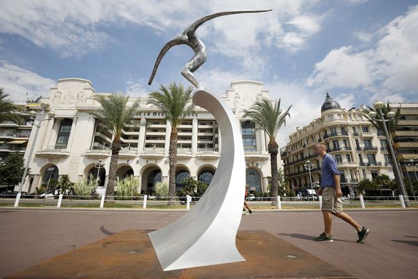 Sur la Promenade des Anglais, cette sculpture vise à rendre hommage aux victimes de l'attentat du 14 juillet 2016.