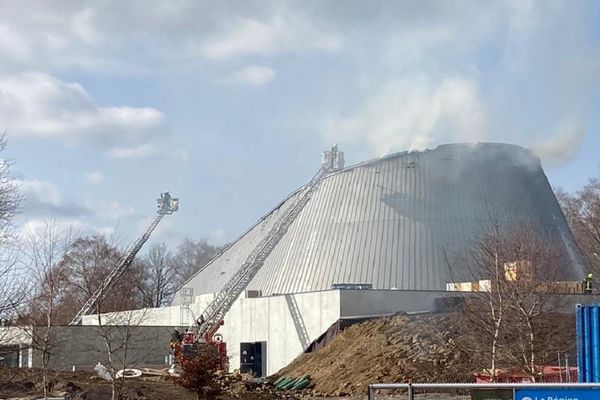 Jeudi 10 février, un incendie s'est déclaré sur le site du parc d'attractions Vulcania, à Saint-Ours-les-Roches, près de Clermont-Ferrand.