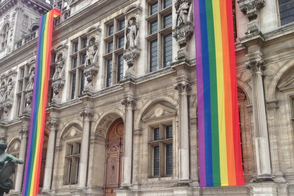 L'Hôtel de Ville de Paris aux couleurs arc-en-ciel 