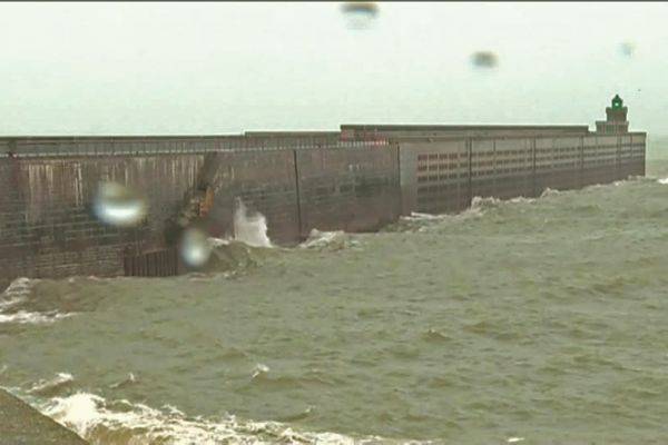 Fortes vagues le long de la jetée ouest, dans l'entrée du port de Dieppe (Seine-Maritime) - Archives