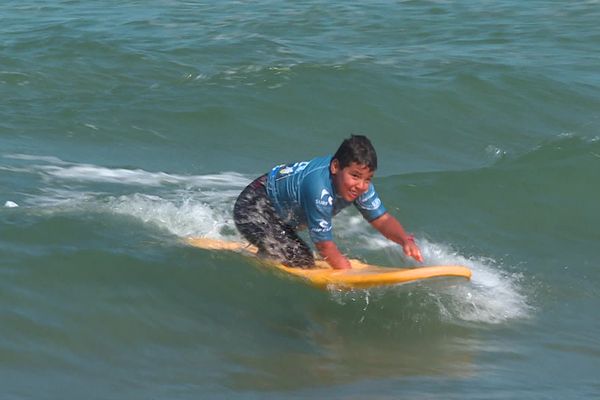 Nino a pu profiter de conditions idéales pour découvrir le surf ce vendredi à Anglet. 