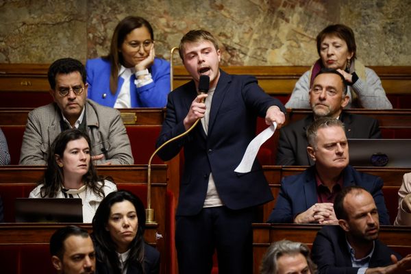 Louis Boyard, député de la France Insoumise du Val-de-Marne appelle à la création d'une commission d'enquête concernant la contamination des écoles à l'amiante lors des questions au gouvernement. (Archives)