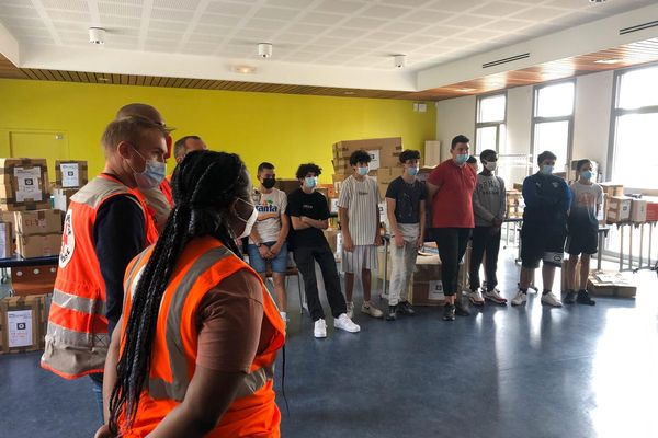 Nîmes - La classe "option Croix-Rouge" du lycée Frédéric Mistral a réalisé une collecte pour le Samu Social - 01.06.21