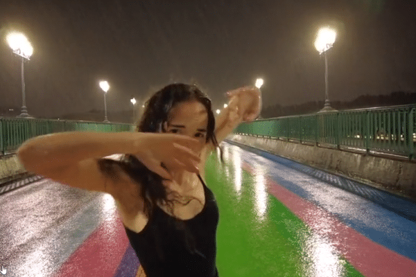 Lisa Paraillouix, la danseuse professionnelle de Toulouse (Haute-Garonne) a dansé avec la pluie et les éclairs, mercredi 19 juin 2024.