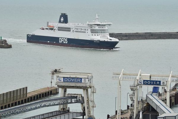 Un ferry de la compagnie DFDS entrant au port de Douvres en Angleterre.