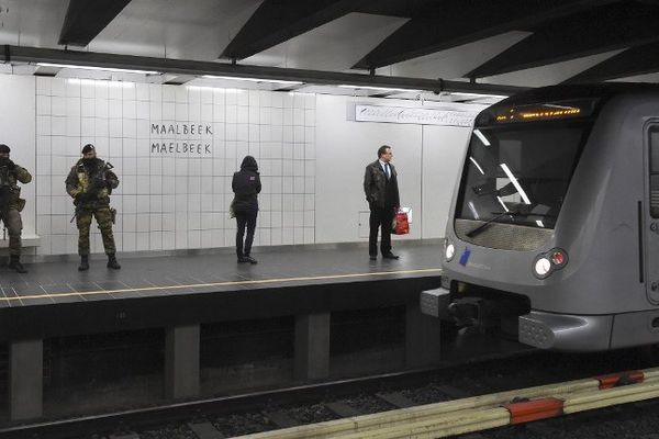 Des militaires armés présents sur les quais de la station de métro Maelbeek, remise en service ce lundi 25 avril.