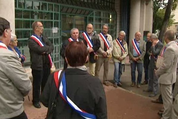 L'appel à la mobilisation a été faiblement entendu par les maires ruraux de l'Allier. Vendredi, ils n'étaient qu'une trentaine à avoir répondu au rendez-vous devant la préfecture de Moulins, pour dénoncer le projet de réforme territoriale.