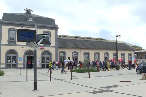 A Aurillac, une centaine de manifestants se sont mobilisés pour la défense des lignes ferroviaires, ce samedi 3 septembre.