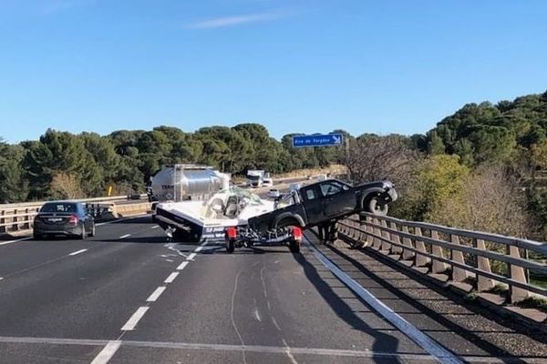 Le bateau tracté par le 4x4 s'est immobilisé sur la voie centrale de l'autoroute.