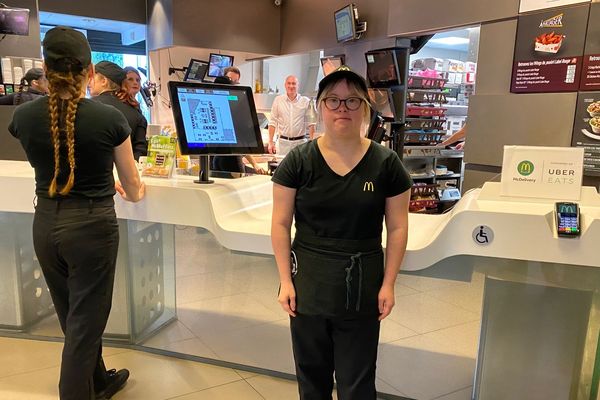 Léa travaille dans un fast food de la région de Reims. Un trait d'union pour tout le monde, affirme son manager. 