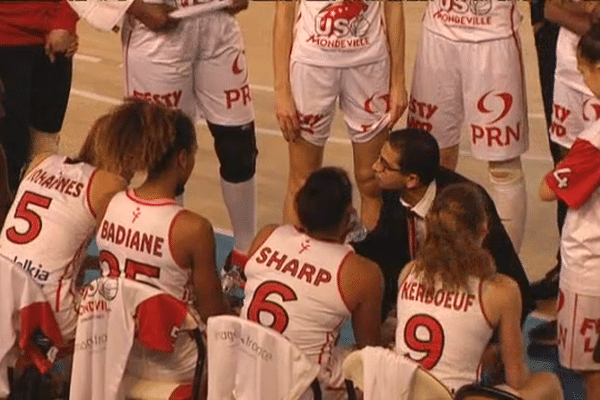 Le coach mondevillais Romain L'Hermitte et les filles de l'USOM