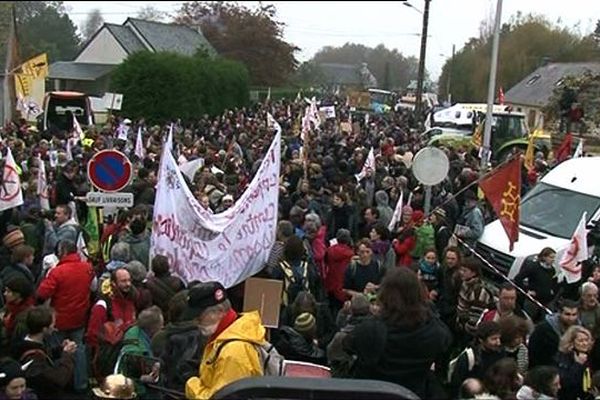 Plusieurs milliers de personnes dans le bourg de Notre-Dame-des-Landes