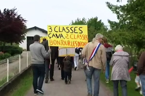 Les parents ont protesté contre la fermeture d'une classe à Norges vendredi 14 juin