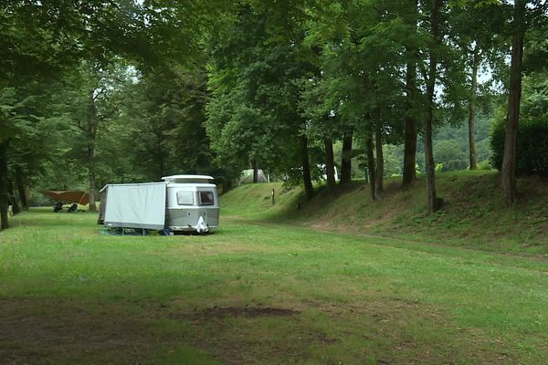 Sur les bords de Dordogne, peu de campeurs motivés pour s'installer sous la pluie