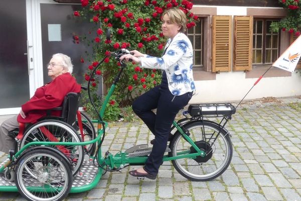 Madeleine, 92 ans, profite de la balade, conduite par la directrice de l'Ehpad du Giessen.