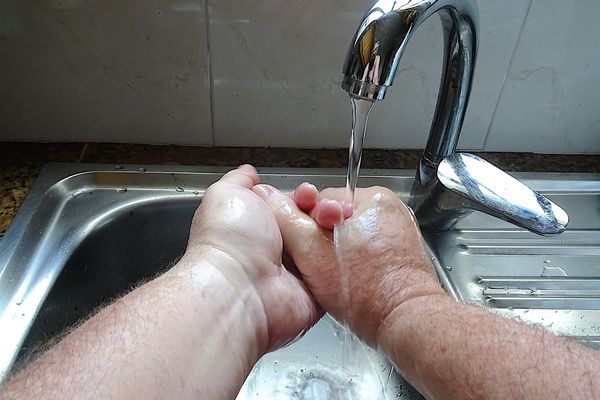 À Tournon-sur-Rhône, même le lavage des mains est à éviter, l'eau doit être portée à ébullition pendant au moins cinq minutes.