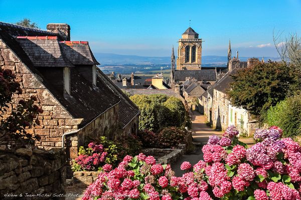 Ciel bleu sur Locronan - Petite Cité de Caractère et l'un des Plus Beaux Villages de France - Finistère