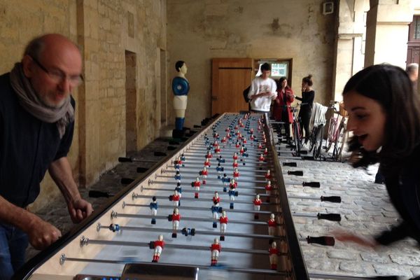 Pour le lancement presse de l'opération du Centre des Monuments Nationaux. Un baby-foot de 7m50 a été installé dans l'hôtel de Sully à Paris.