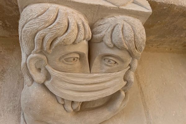 Des sculptures évoquant le Covid sur la basilique de Saintes