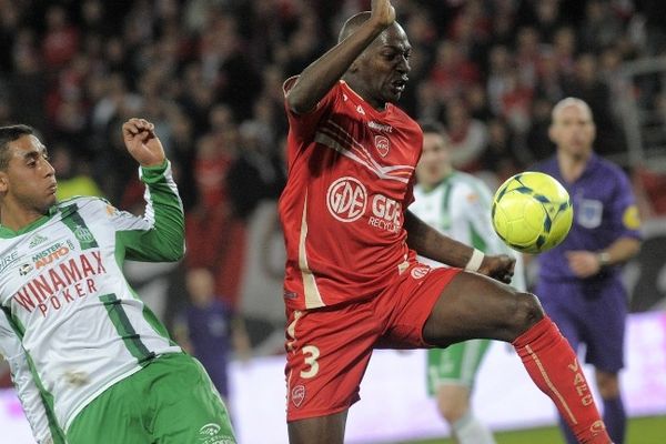 Sankhare (VAFC) face à Sissoko (Saint-Etienne).