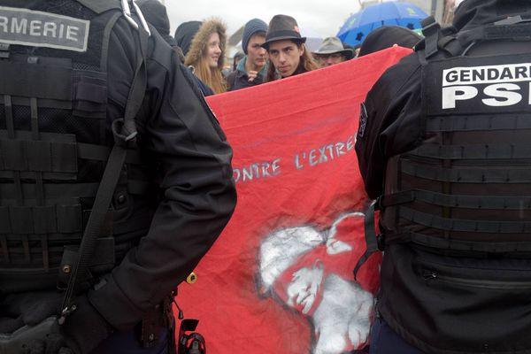 Le PSIG encadrant une manifestation de militants soutenant les migrants de Ouistreham, le 3 février 2018 (image d'illustration).