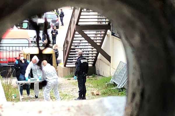 Intervention des démineurs dans le quartier de Mezzavia à Ajaccio après la découverte d'une charge explosive sur le parking d'un restaurant.