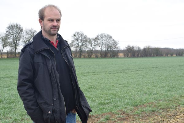 Sébastien Péras, agriculteur céréalier, sur son exploitation d'Ourouer-les-Bourdelins. 