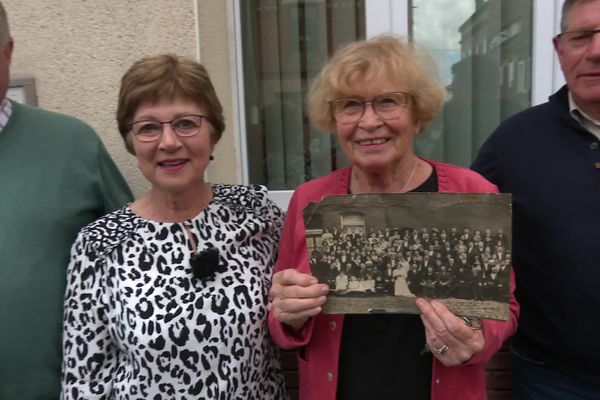 Gill Bullard (à gauche), la petite-fille du soldat australien qui a retrouvé la photo lors de la Première Guerre mondiale, et Nicole (à droite), la petite fille du couple sur la photo, se sont retrouvé 108 ans plus tard, devant le lieu de la photo, à Albert.