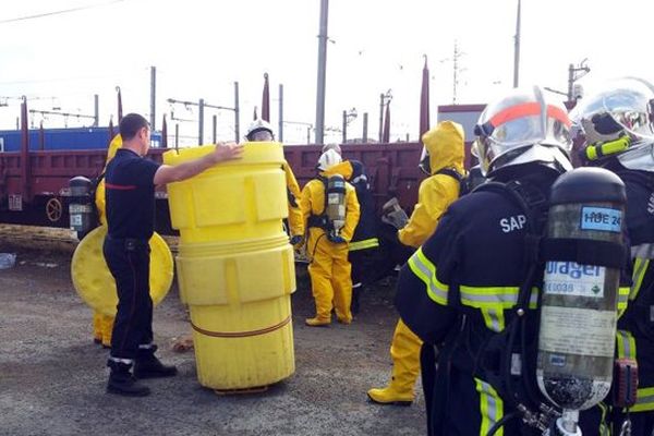 Précaution d'usage dans ce cas de figure parce qu'il s'agissait d'un produit chimique, le thiapentanal. Une unité spéciale est venue de Mourenx pour procéder selon le protocole au colmatage de cette fuite sur un wagon citerne, dans la zone de fret de la gare d'Hendaye.