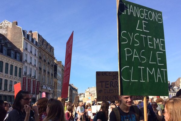 En quelques minutes, la Grand Place est noire de monde.